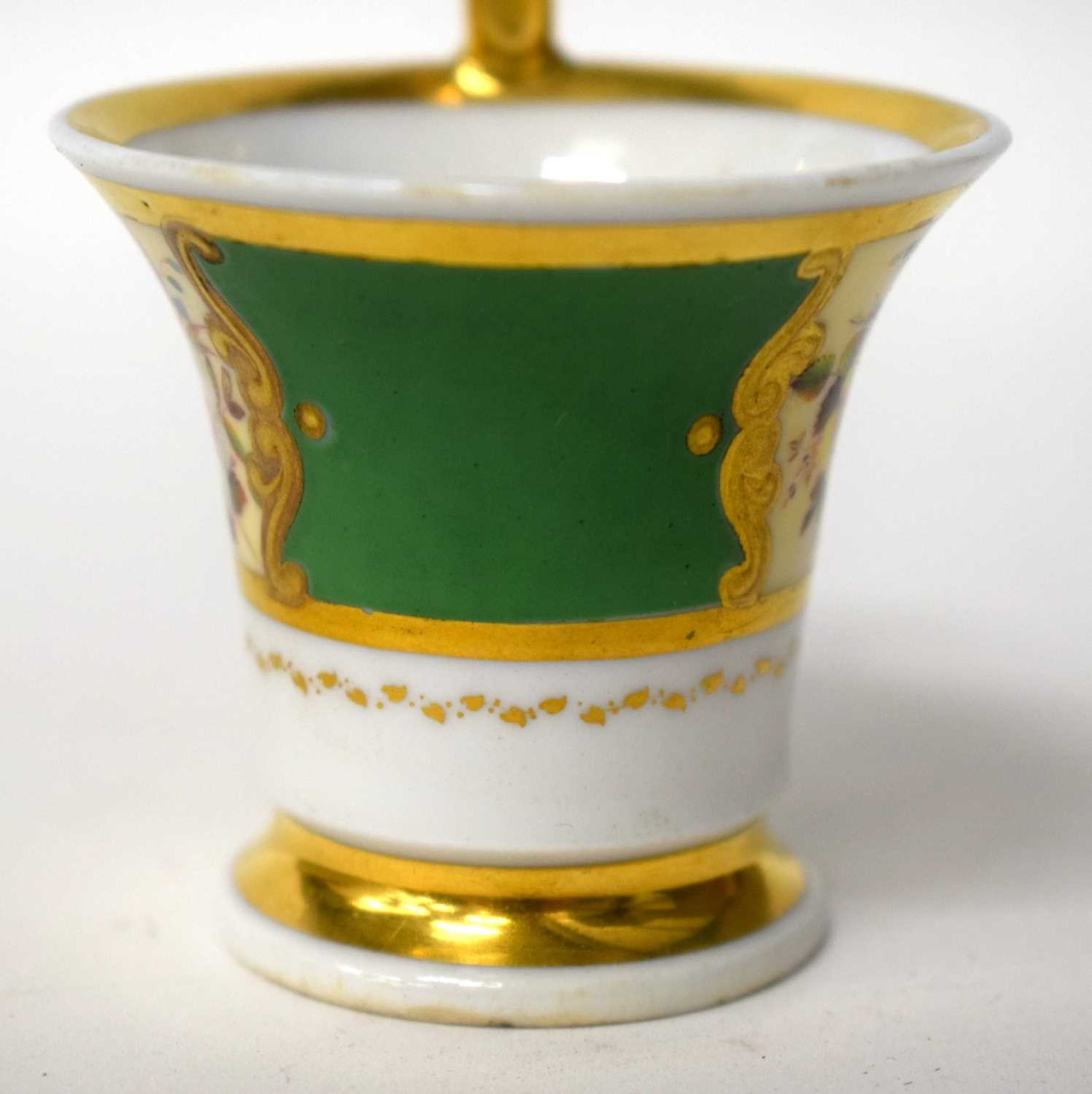 AN EARLY 19TH CENTURY CHAMBERLAINS WORCESTER CHAMBERSTICK together with two similar cups. Largest - Image 11 of 21