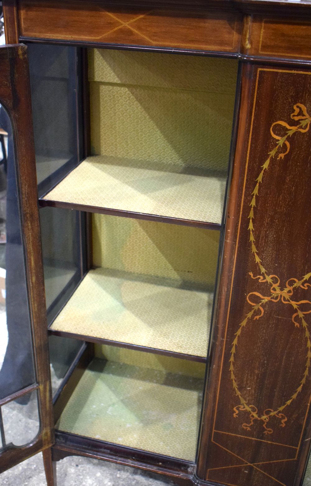 An Edwardian inlaid 2 door glazed display cabinet 151.5 x 121 x 41 cm. - Image 13 of 18