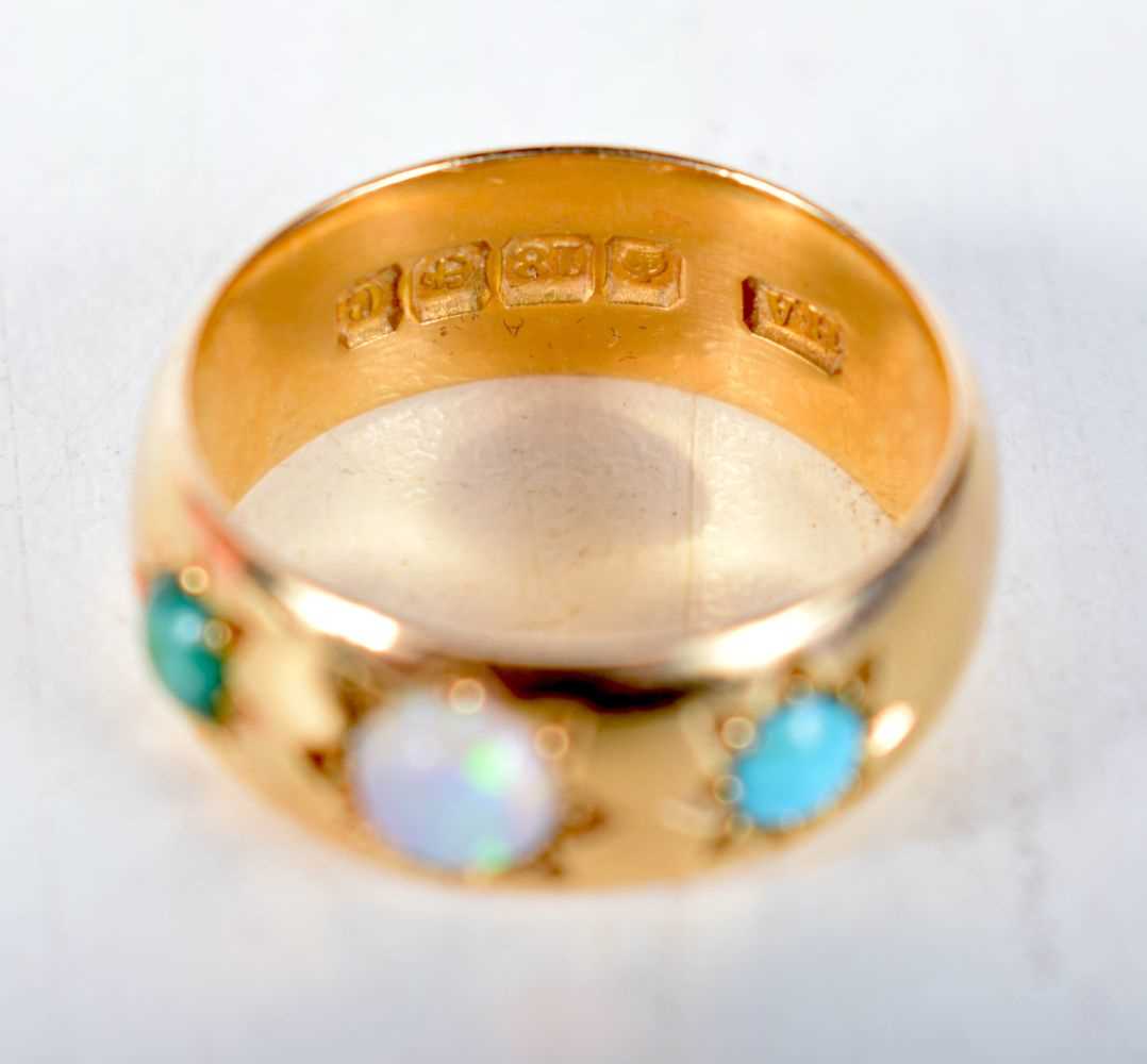 An 18 Carat Gold Ring set with Three Opals. Stamped 18K, Size O, weight 7.5g - Image 4 of 4