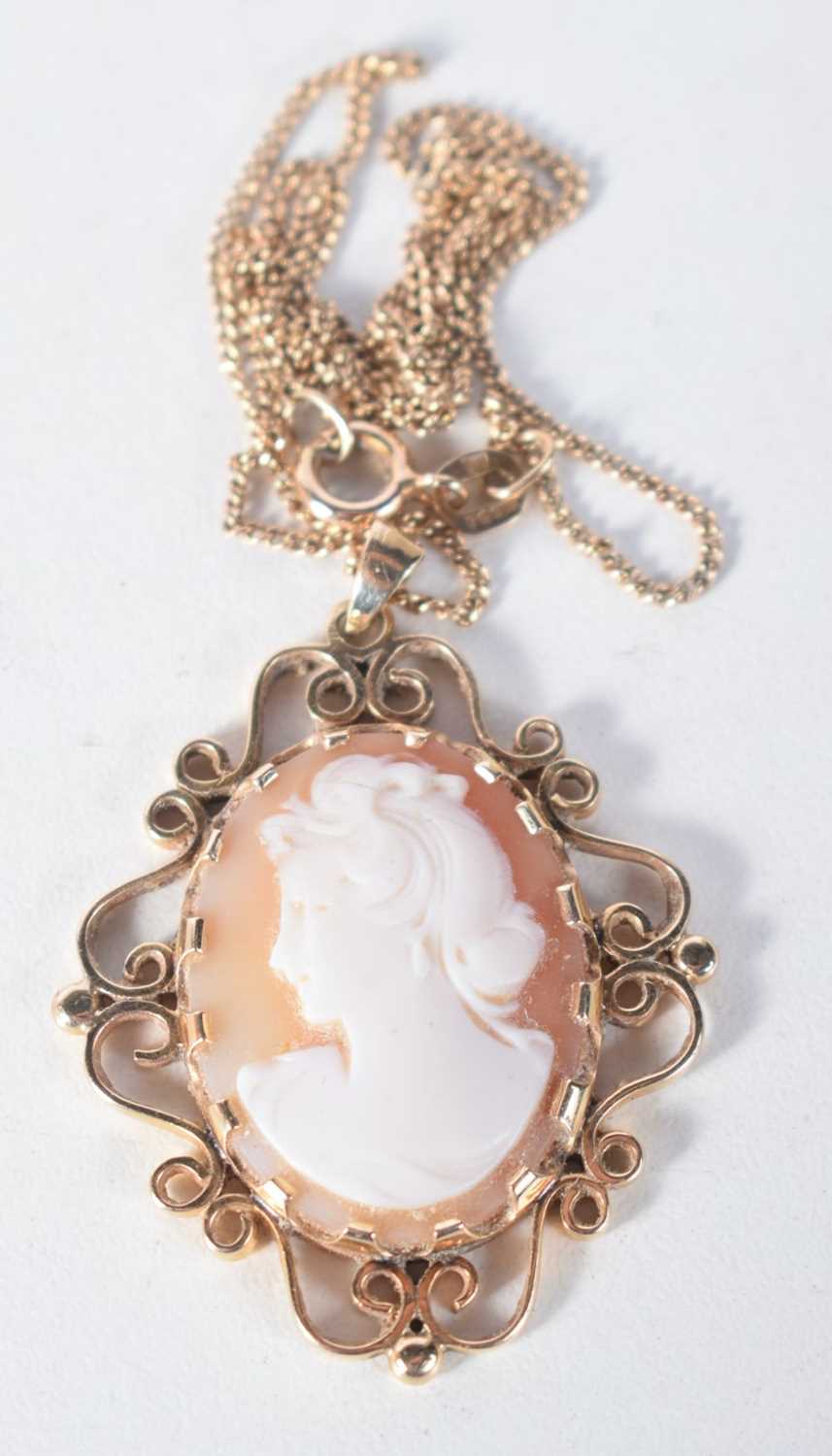 A 9CT GOLD CAMEO NECKLACE. 8.4 grams. Chain 40 cm long, pendant 4.5 cm x 3.5 cm.