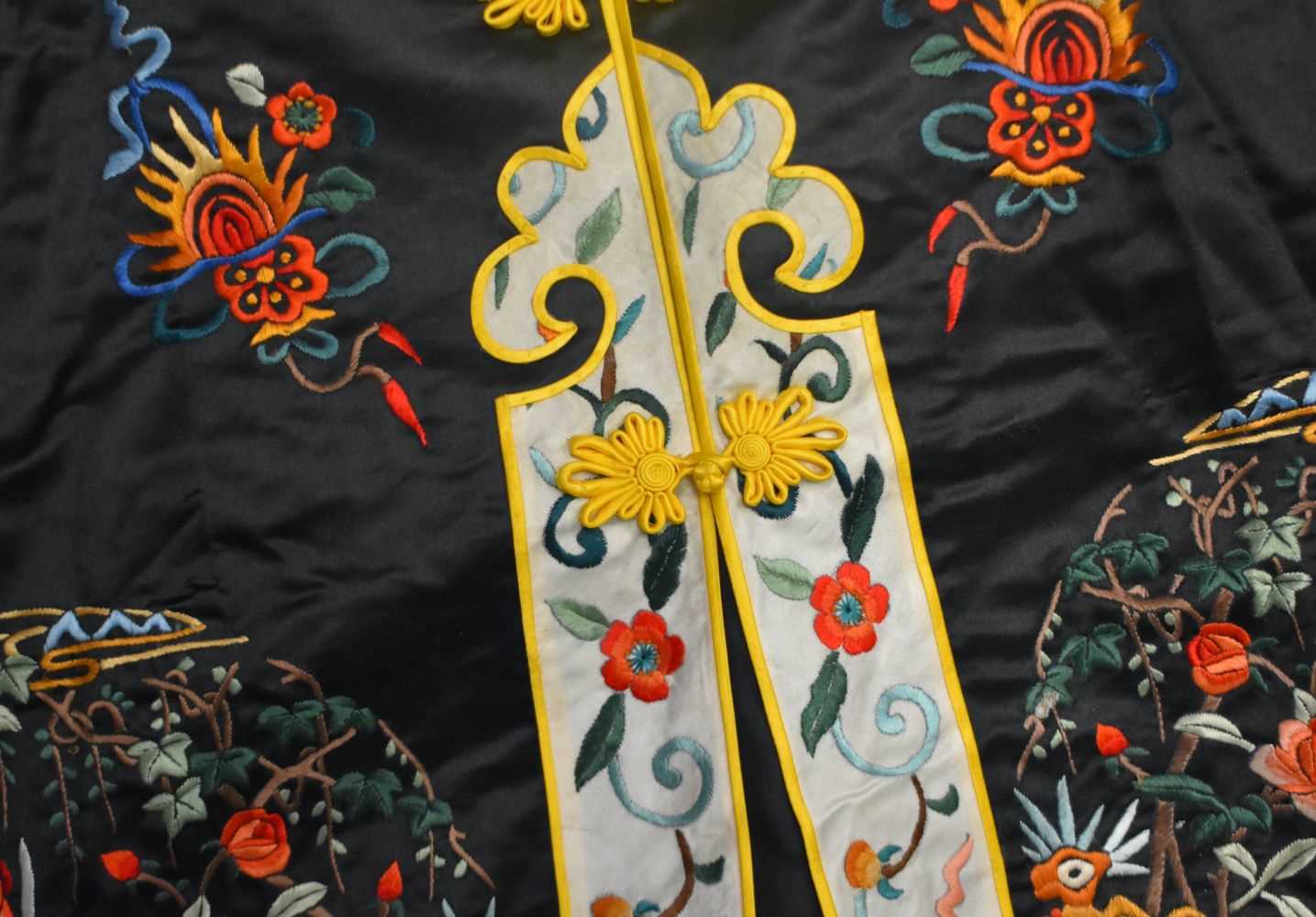 A CHINESE REPUBLICAN PERIOD SILK EMBROIDERED ROBE decorated with figures and foliage. 110 cm x 120 - Image 5 of 11