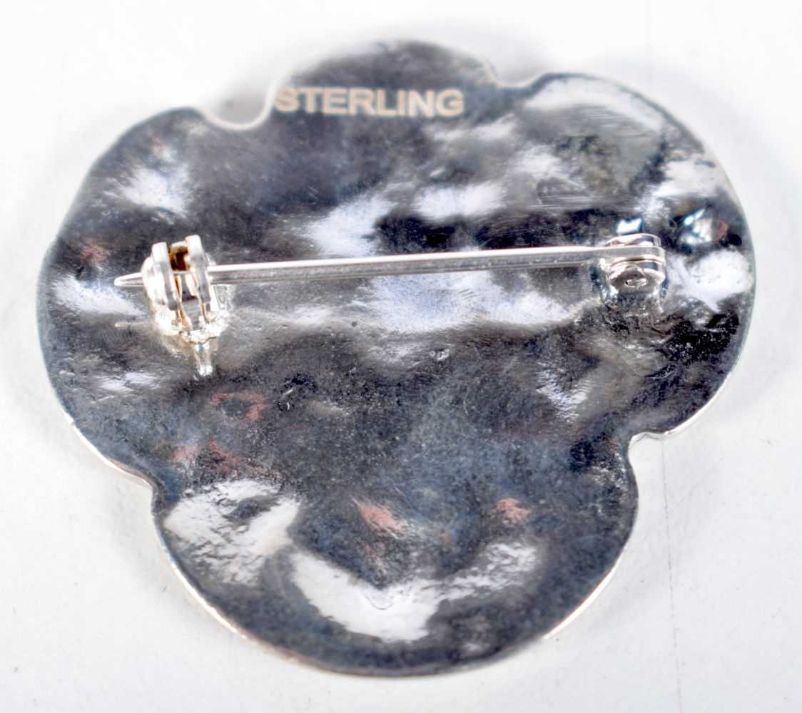 A Silver Art Nouveau Style Brooch. Stamped Sterling. 3.2 cm x 3.3 cm, weight 10.8g - Image 2 of 3