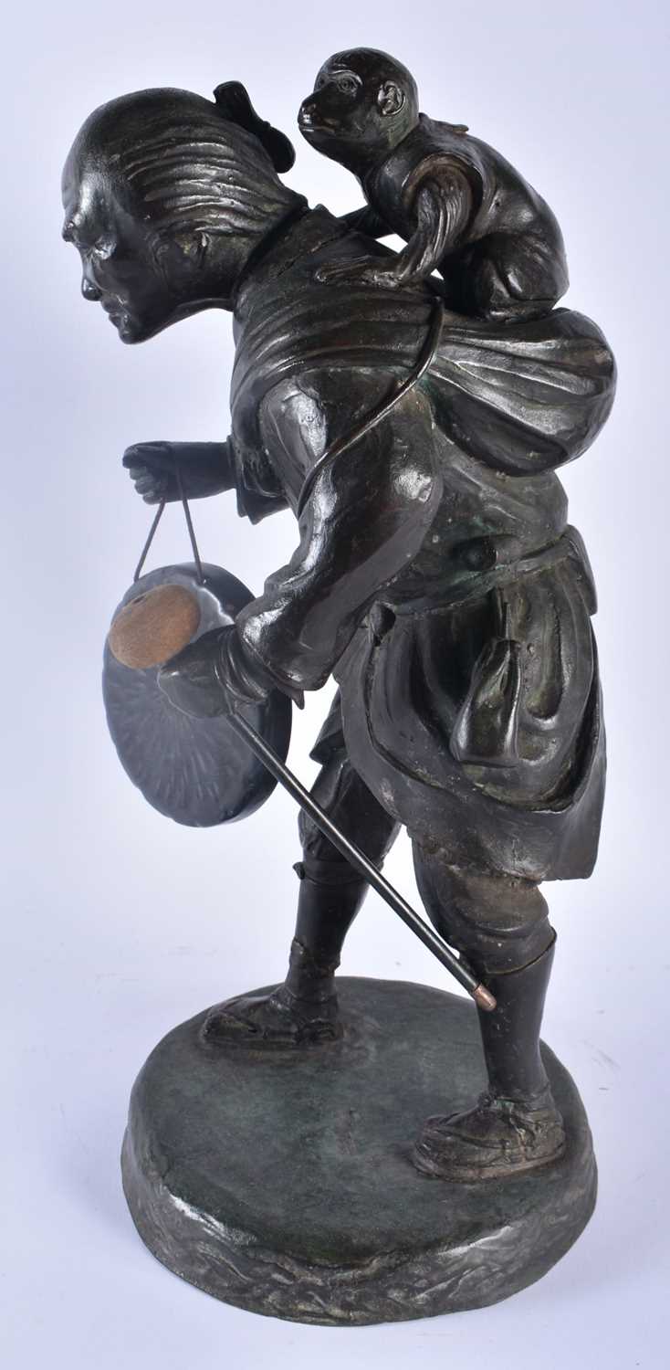 A LARGE 19TH CENTURY JAPANESE MEIJI PERIOD BRONZE OKIMONO DINNER GONG modelled as a male with a - Image 3 of 6