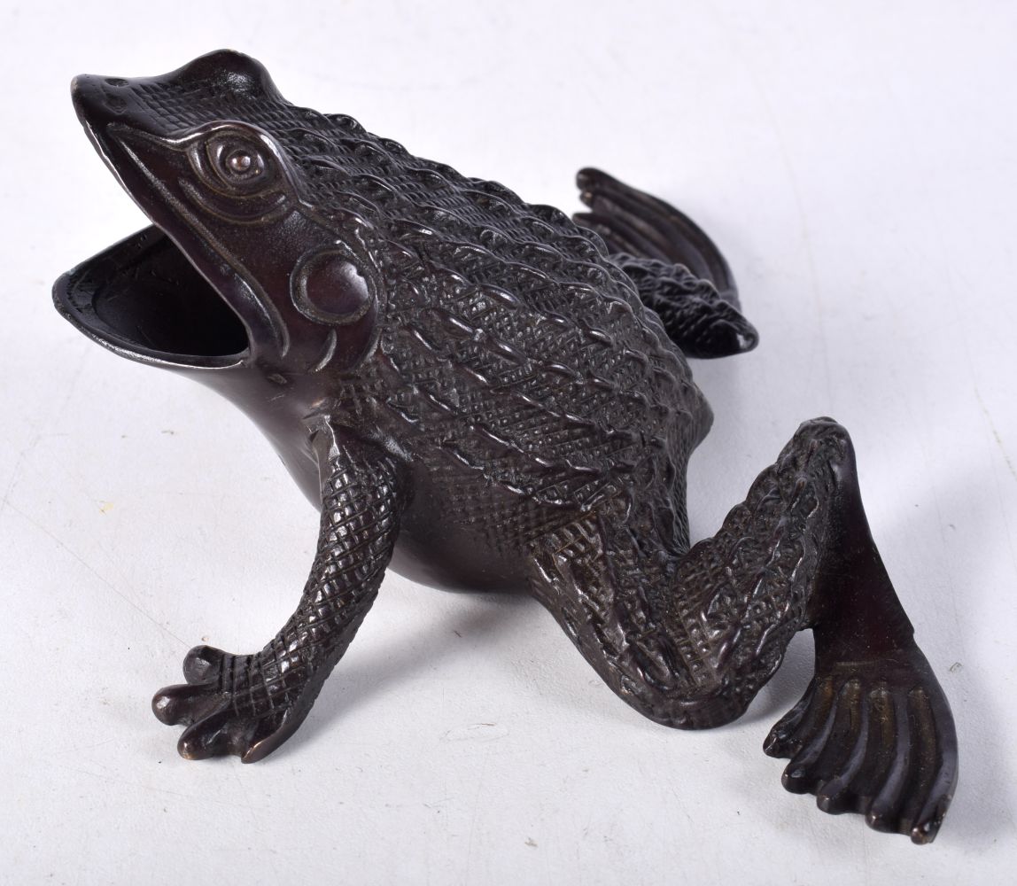 A small bronze frog 7 x 11cm. - Image 3 of 5