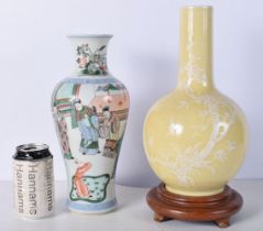 A Chinese Porcelain Famille Verte vase together with a Chinese Jingdezhen vase 29 cm (2).