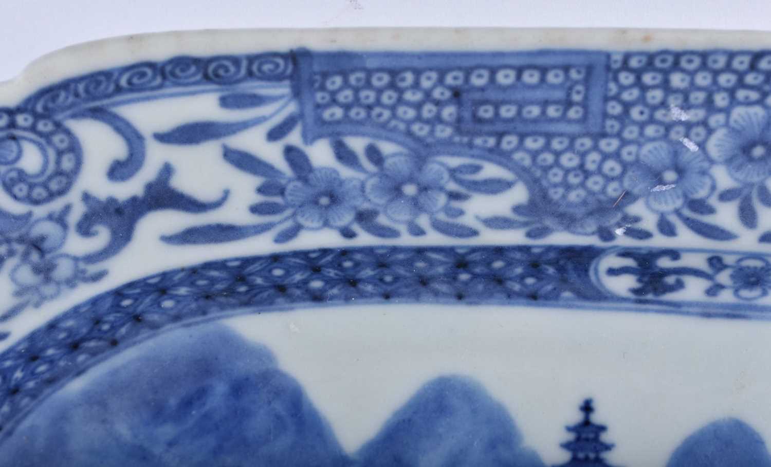 AN 18TH CENTURY CHINESE BLUE AND WHITE PORCELAIN RECTANGULAR DISH Qianlong. 28 cm x 20 cm. - Image 4 of 5