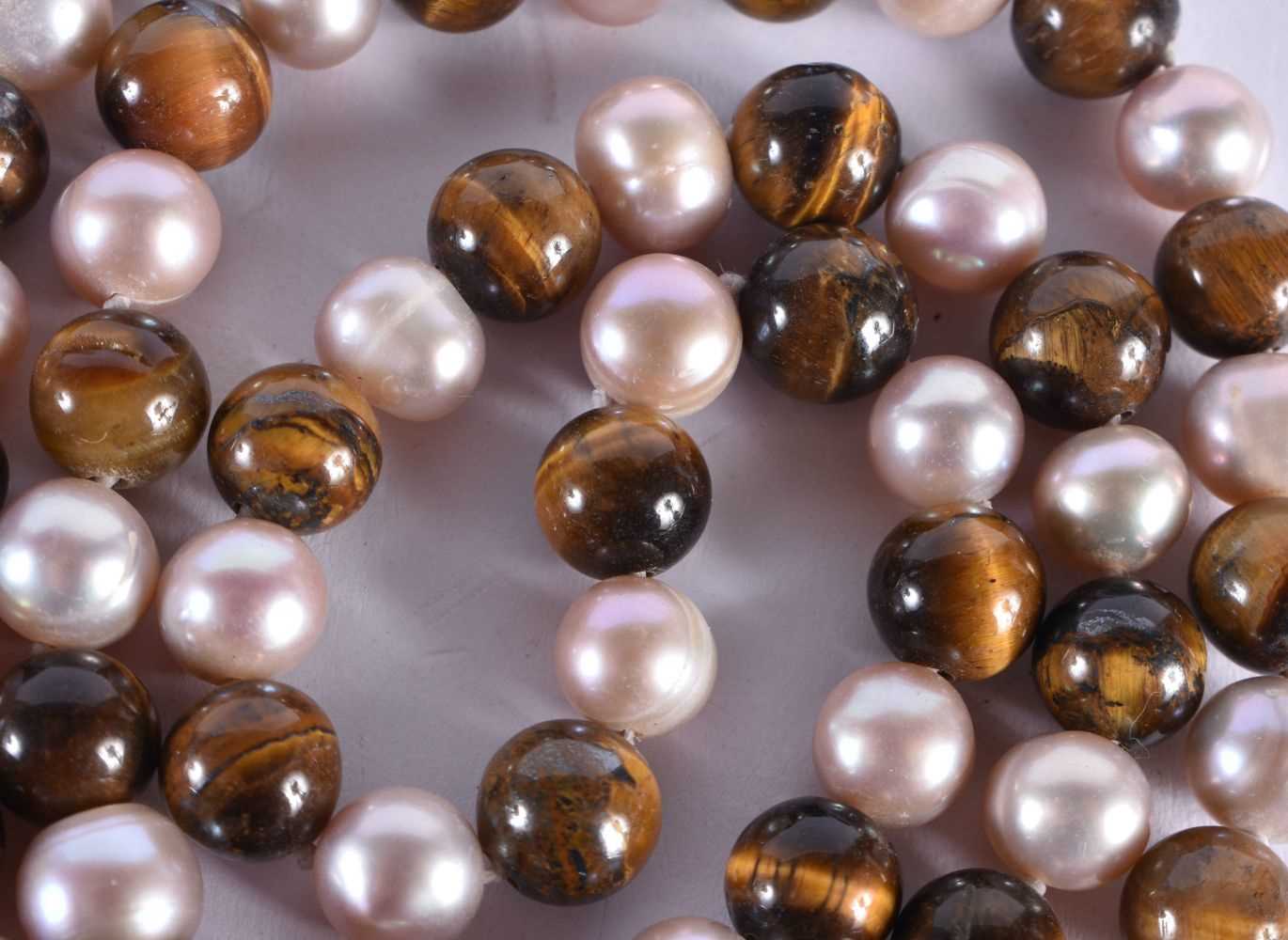 A TIGERS EYE AND PEARL NECKLACE. 113 grams. 124 cm long. - Image 3 of 3