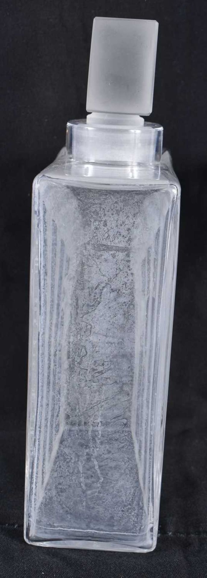 A FRENCH LALIQUE TYPE GLASS SCENT BOTTLE AND STOPPER. 21 cm x 10 cm. - Image 2 of 6