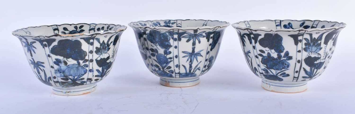 A SET OF THREE CHINESE KRAAK PORCELAIN BLUE AND WHITE SCALLOPED BOWLS possibly King/Qing. 13 cm x - Image 2 of 4