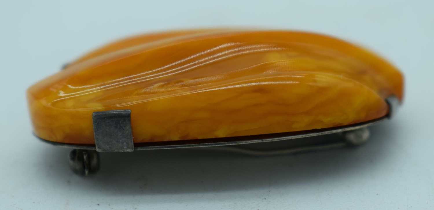 A SILVER AND AMBER BROOCH. 15 grams. 5 cm x 3 cm. - Image 3 of 3