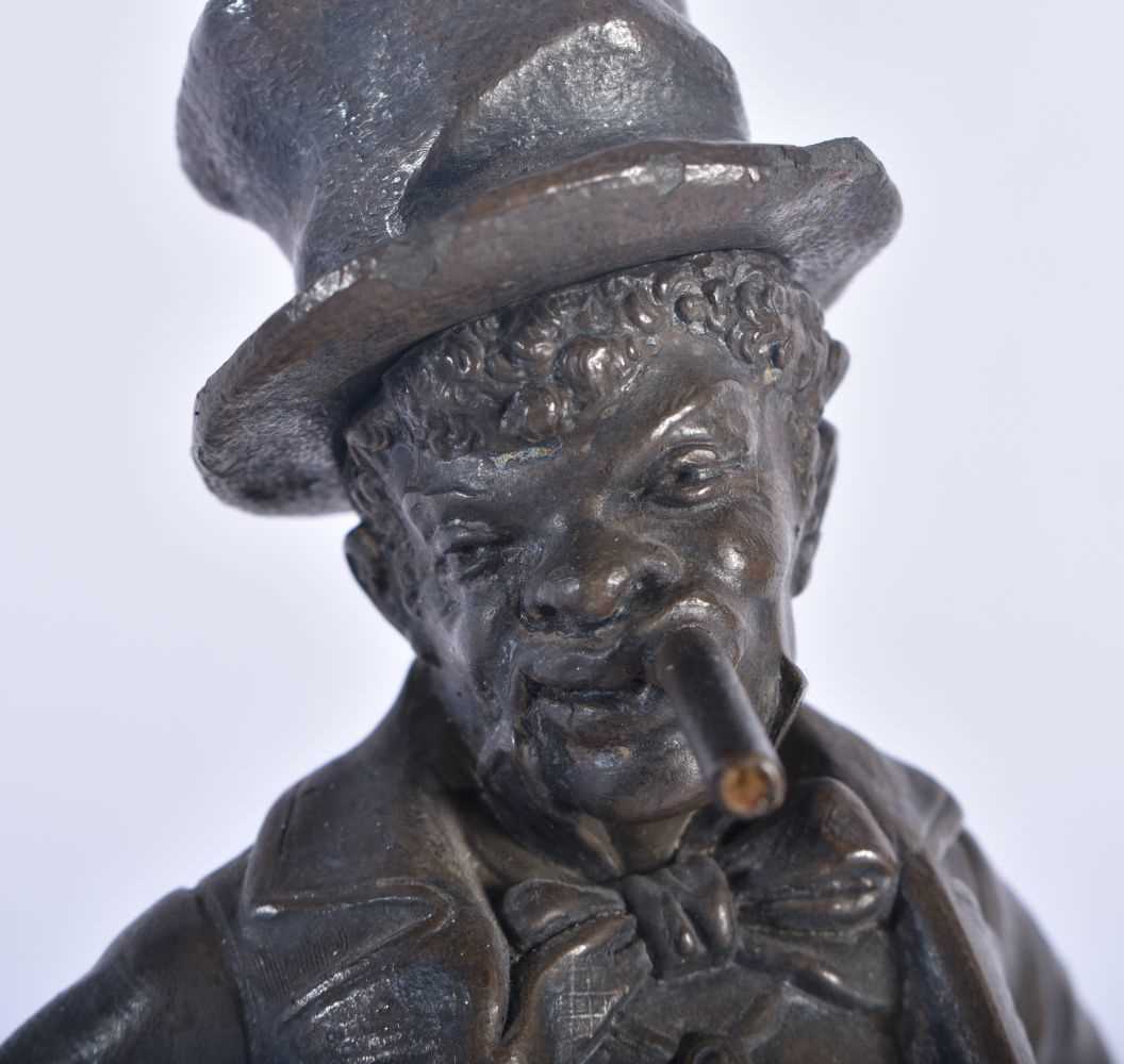 A VERY RARE 19TH CENTURY NOVELTY COUNTRY HOUSE TABLE LIGHTER formed as a Nubian dandy holding a - Image 2 of 6