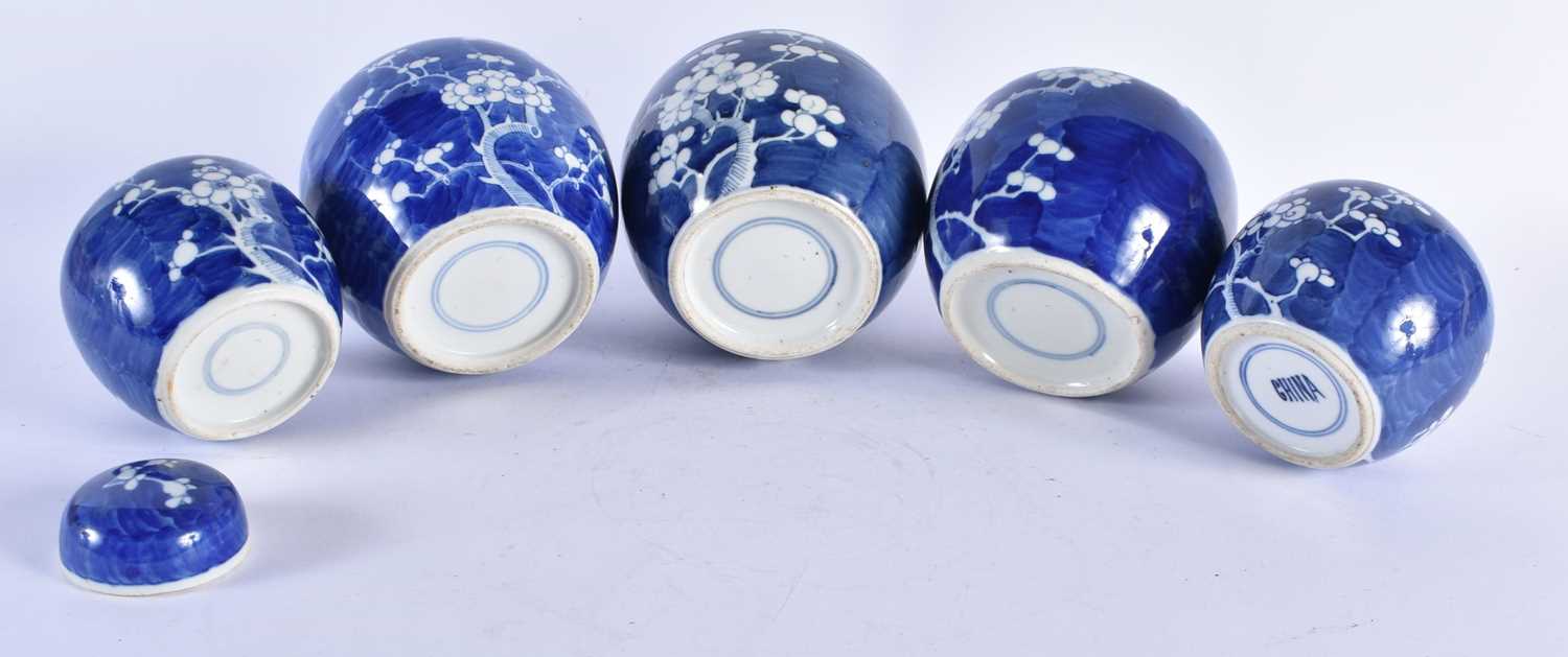 A SET OF FIVE 19TH CENTURY CHINESE BLUE AND WHITE PORCELAIN GINGER JARS Qing. Largest 13 cm x 10 cm. - Image 3 of 4