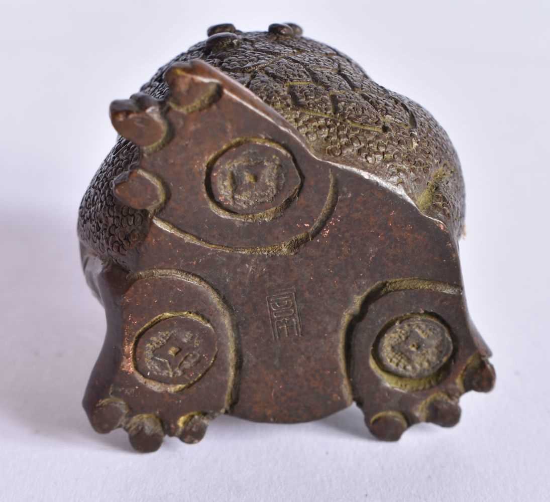 A JAPANESE BRONZE FROG OKIMONO. 356 grams. 5.5 cm x 5 cm. - Image 4 of 4