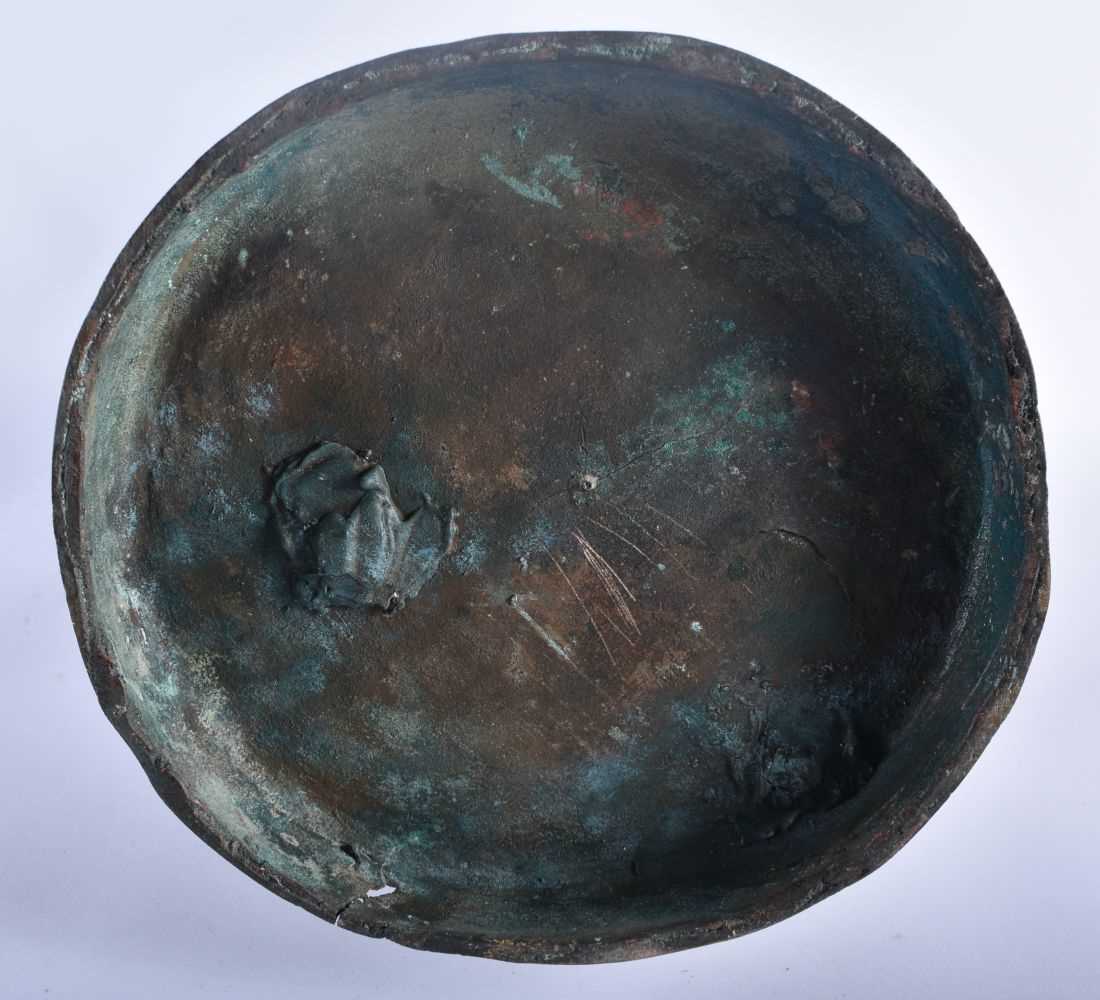 A LARGE 19TH CENTURY JAPANESE MEIJI PERIOD BRONZE OKIMONO DINNER GONG modelled as a male with a - Image 6 of 6