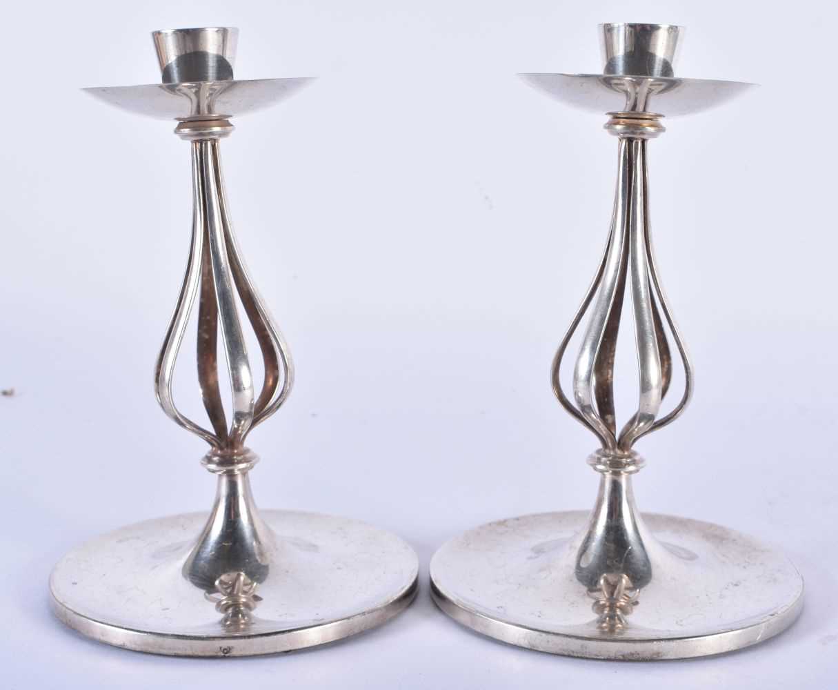 A STYLISH PAIR OF ART NOUVEAU SILVER PLATED CANDLESTICKS. 15 cm high. - Image 2 of 7