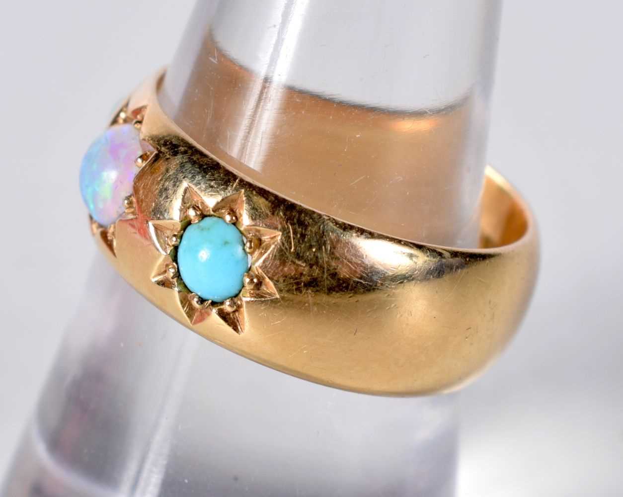 An 18 Carat Gold Ring set with Three Opals. Stamped 18K, Size O, weight 7.5g - Image 2 of 4