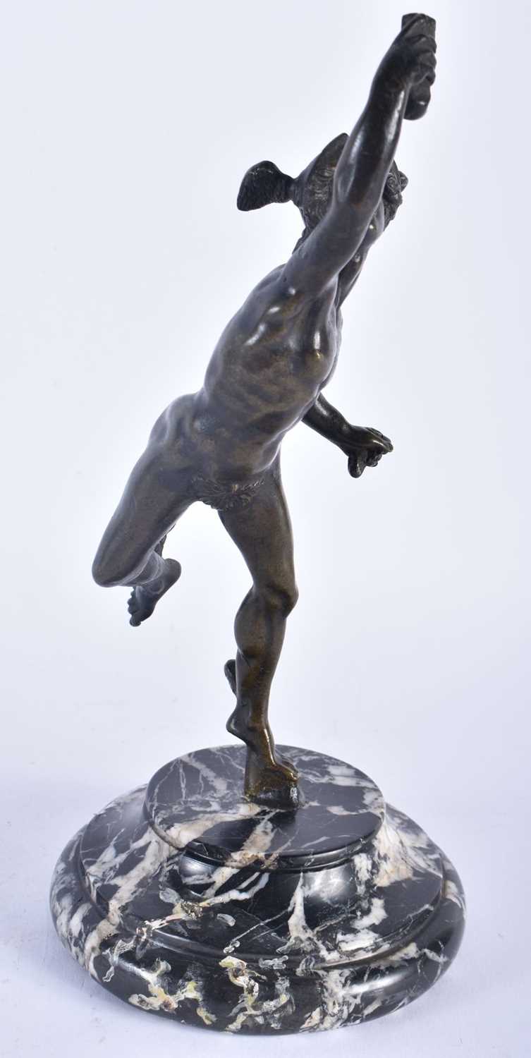 A 19TH CENTURY EUROPEAN GRAND TOUR BRONZE FIGURE OF A MALE modelled upon a marble plinth. 25cm - Image 3 of 6