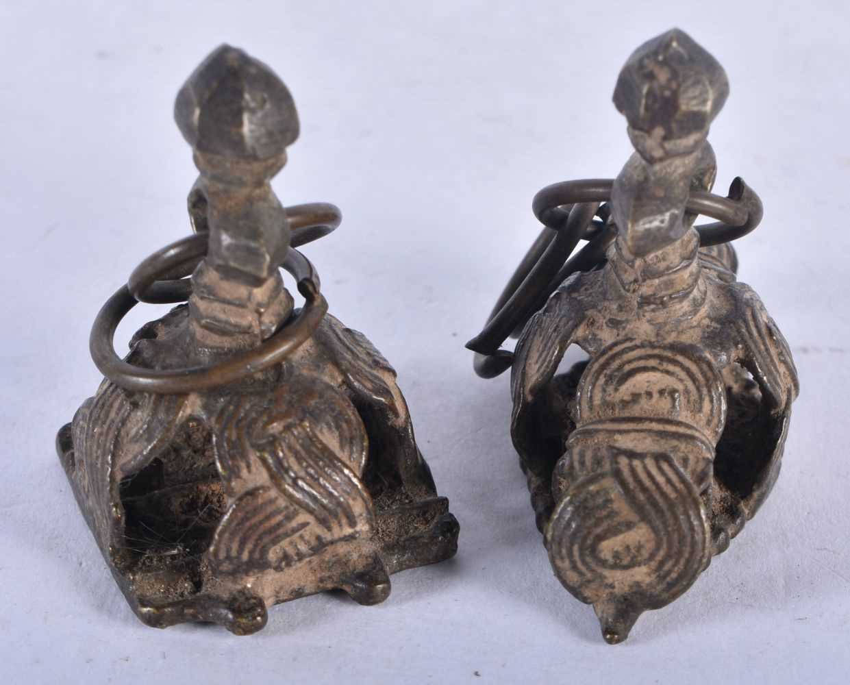 Two Early Bronze Seals. Largest 4cm x 3 cm x 2.5 cm, total weight 65.1g (2) - Image 2 of 3