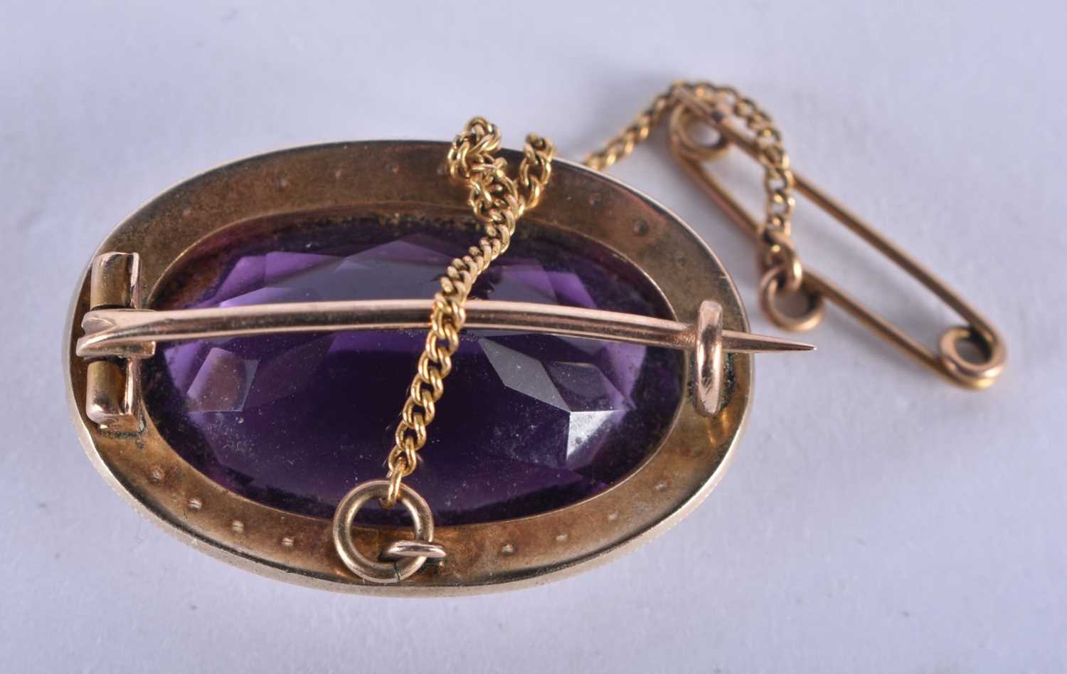 AN ANTIQUE YELLOW METAL AMETHYST AND PEARL BROOCH. 7 grams. 2.75 cm x 2 cm. - Image 2 of 3