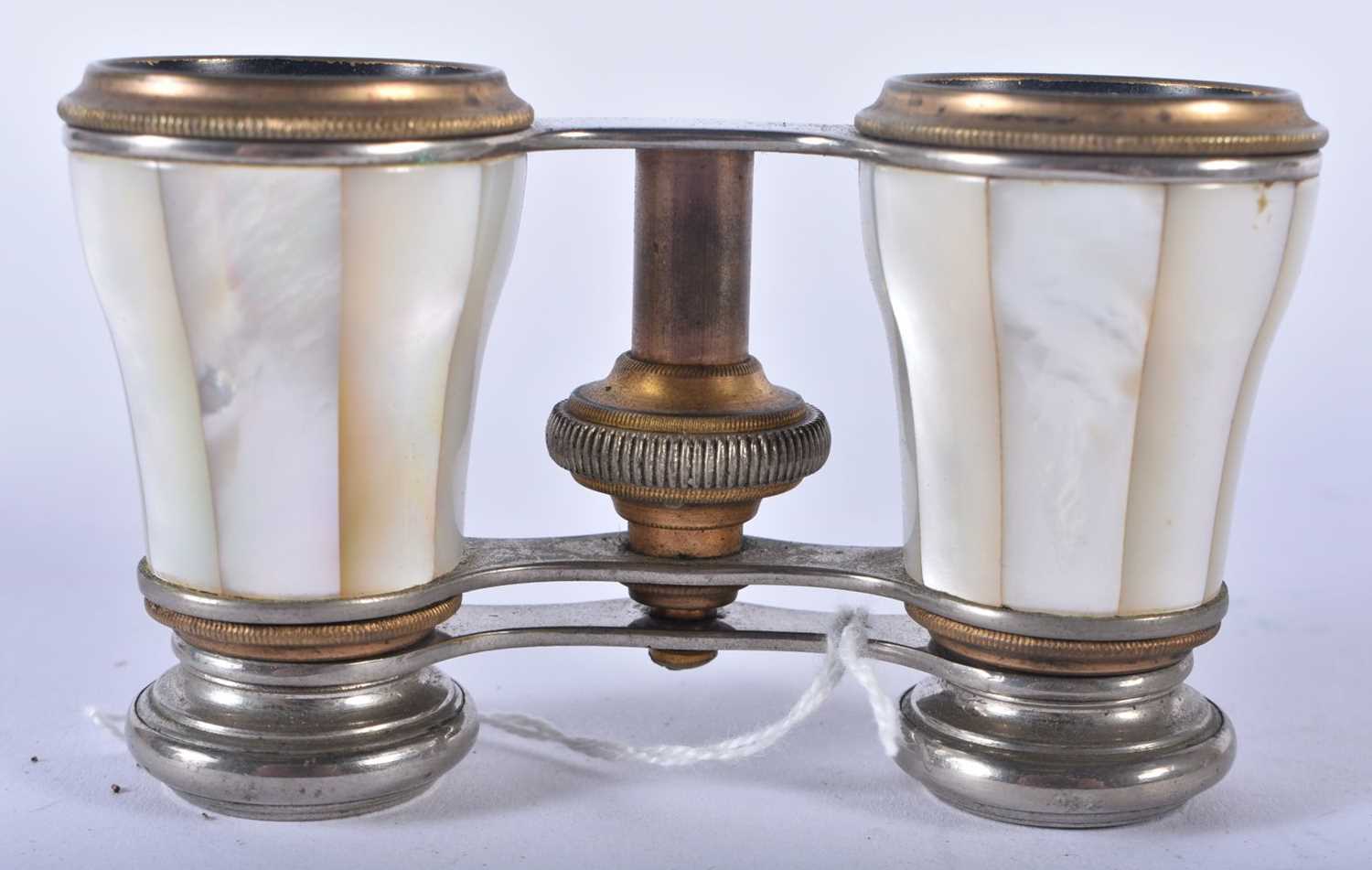 A PAIR OF MOTHER OF PEARL OPERA GLASSES. 9 cm x 9 cm extended. - Image 3 of 5