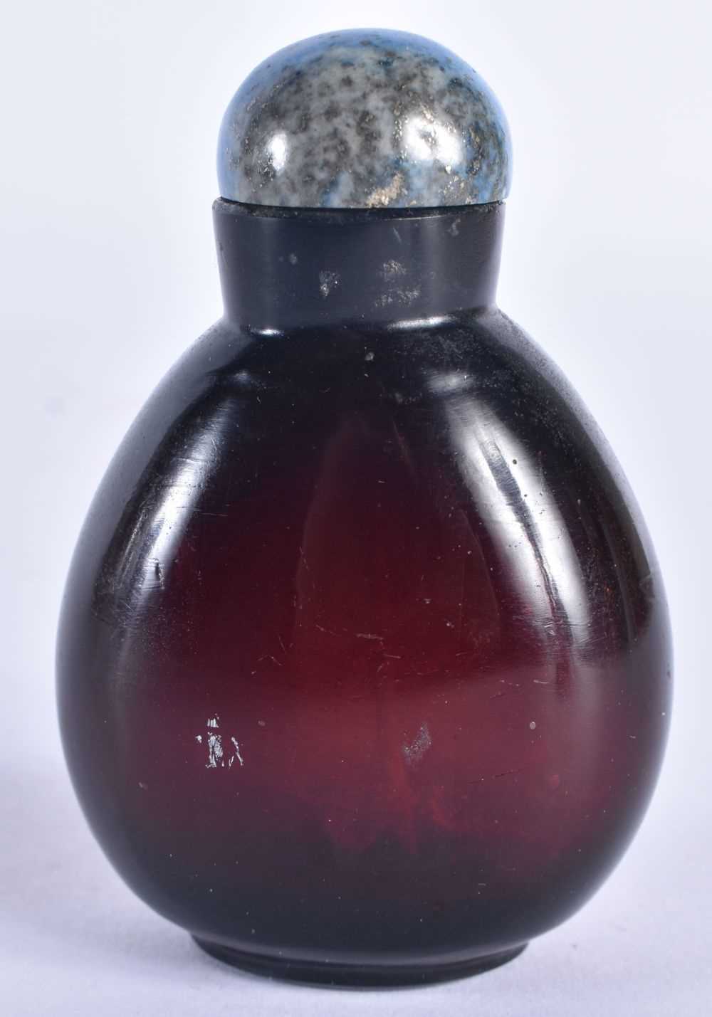 A 19TH CENTURY CHINESE CHERRY AMBER GLASS SNUFF BOTTLE AND STOPPER Qing. 8 cm x 5 cm. - Image 3 of 5