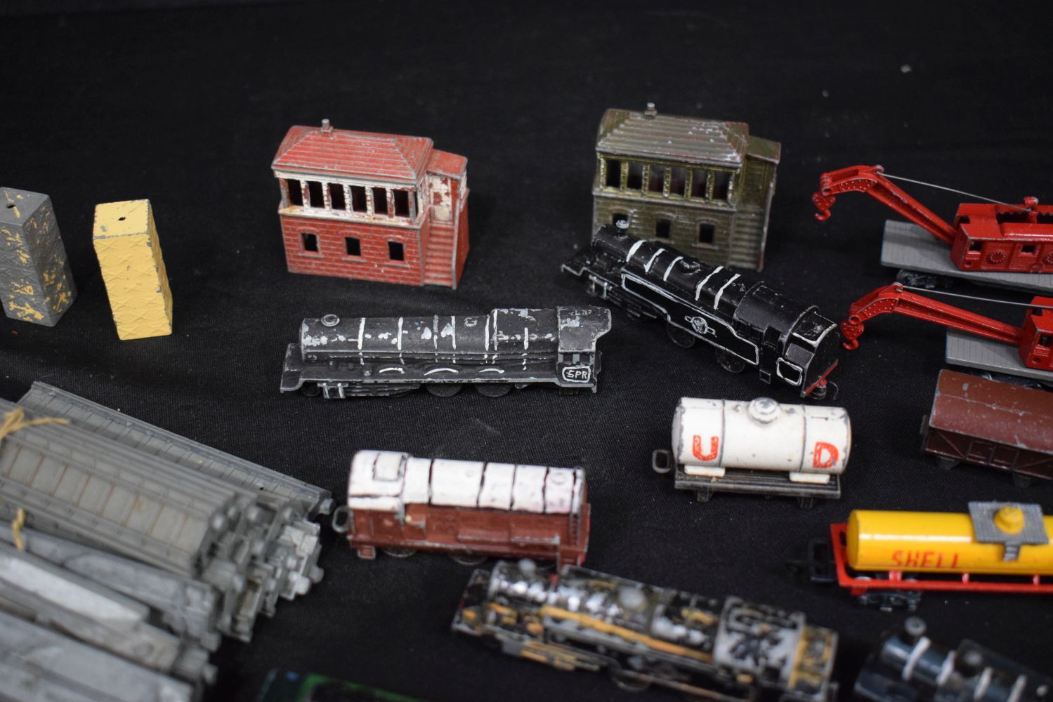 A collection of Lone star Model railway engines, carriages, track etc (Qty) - Image 18 of 22