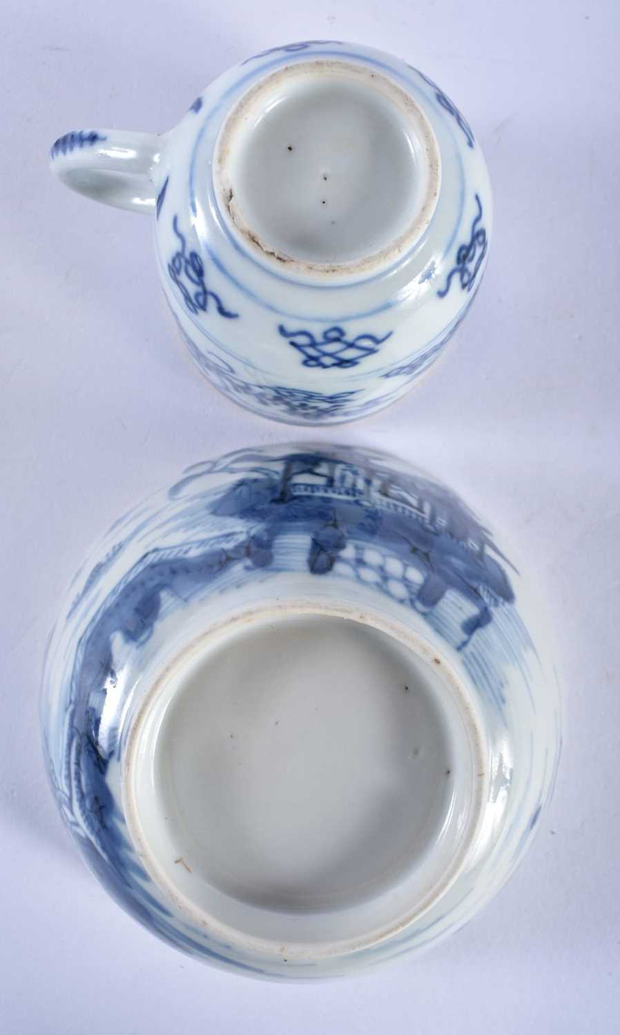 AN EARLY 18TH CENTURY CHINESE BLUE AND WHITE PORCELAIN MUG Qianlong, together with two similar - Image 9 of 9