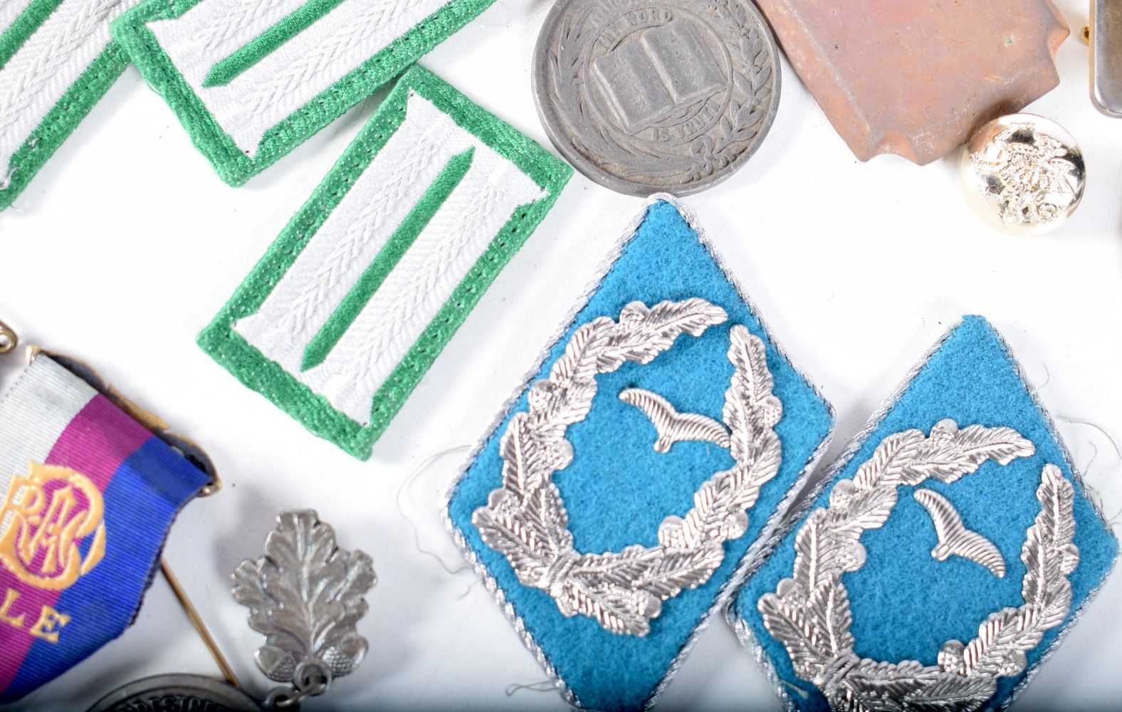 A miscellaneous collection of Military badges,Medallions, plaques,coins etc (Qty). - Image 9 of 10