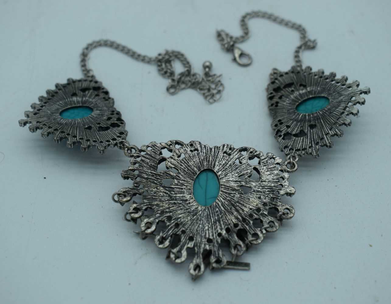 A WHITE METAL TURQUOISE NECKLACE. 42.2 grams. 45cm long. - Image 2 of 3