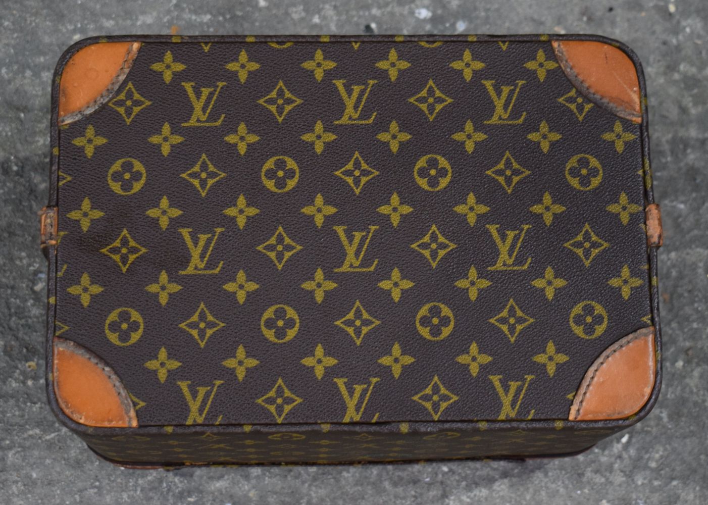 A Louis Vuitton overnight case 22 x 33 x 22 cm. - Image 11 of 14