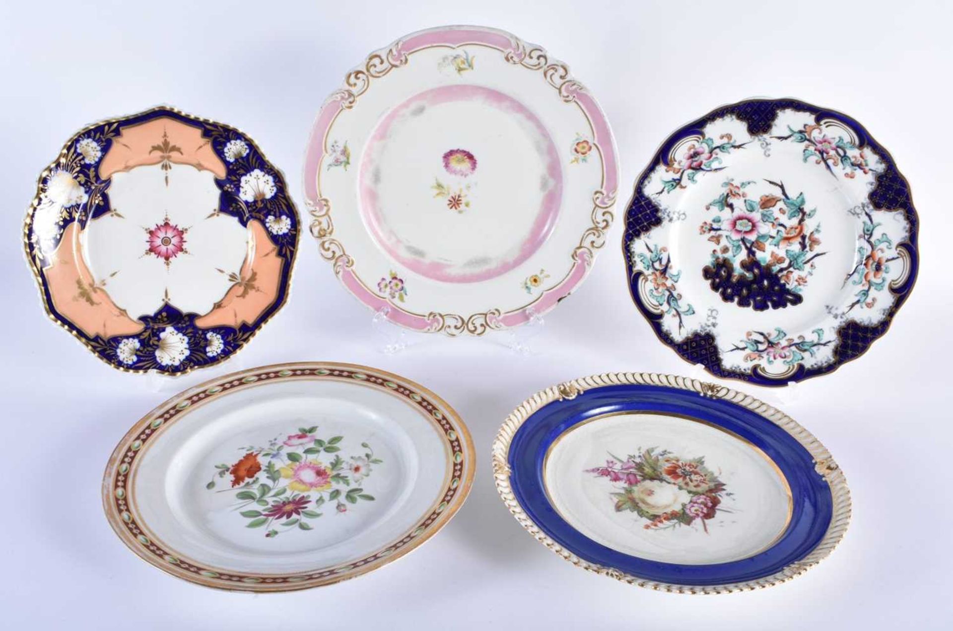 FOUR EARLY 19TH CENTURY CHAMBERLAINS WORCESTER PLATES together with a Graingers Worcester plate,
