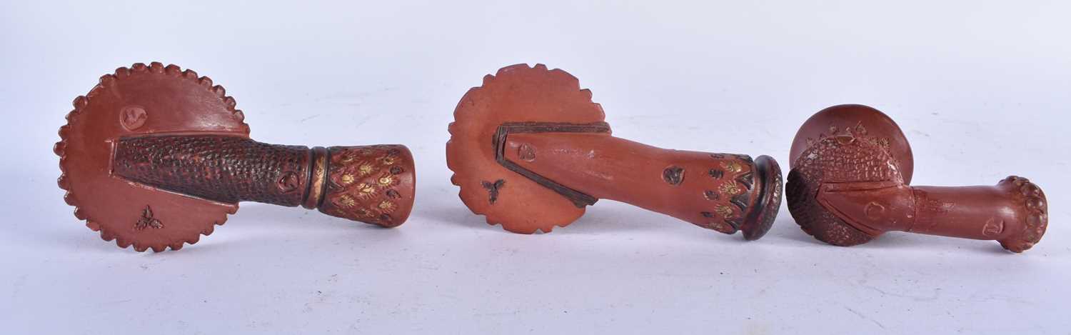 THREE TURKISH OTTOMAN TOPHANE POTTERY PIPES. 10 cm long. (3) - Image 7 of 7