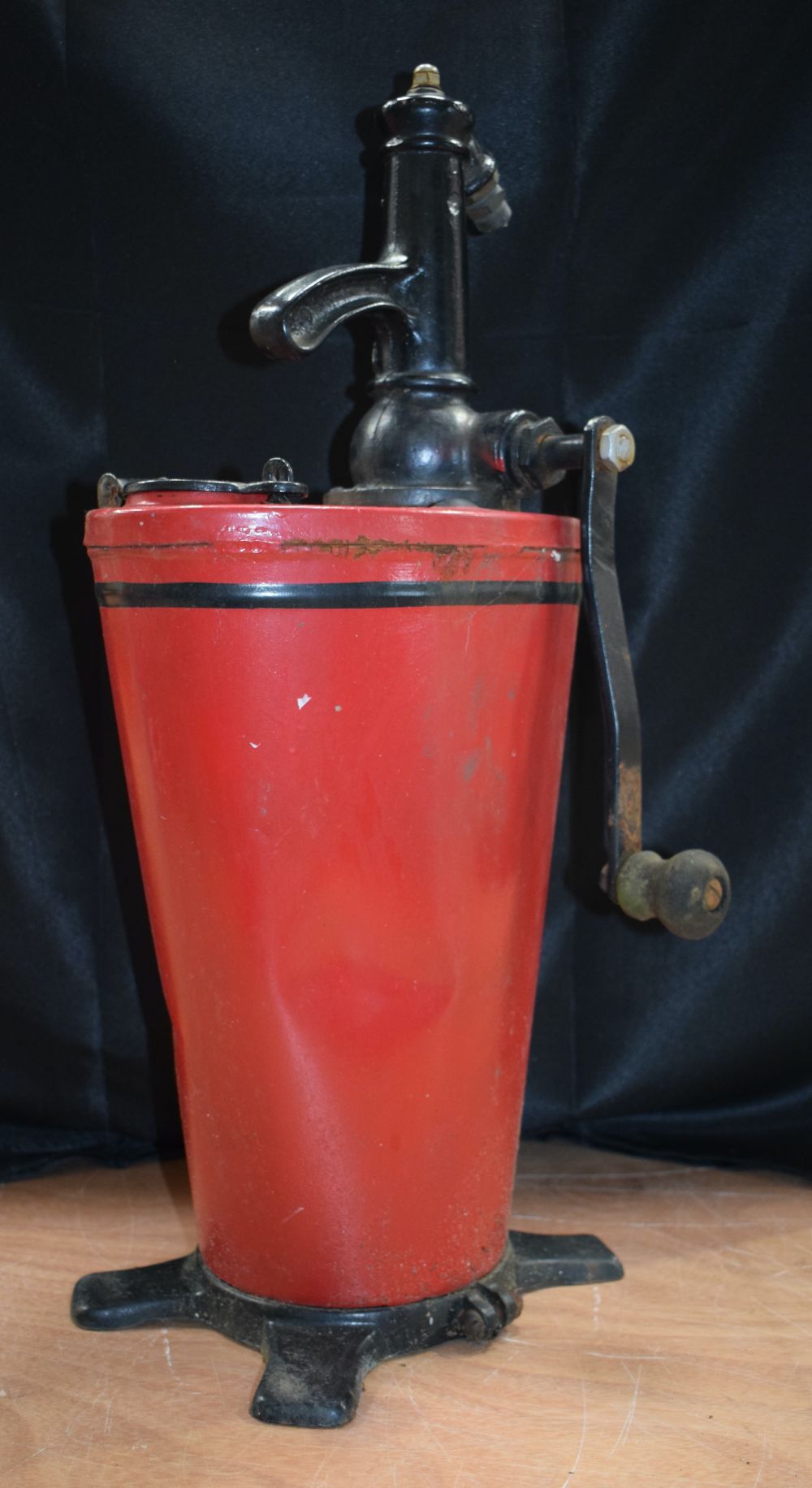 A Vintage Oil pump together with a vintage cone shaped fire extinguisher 66 cm. (2) - Image 8 of 12