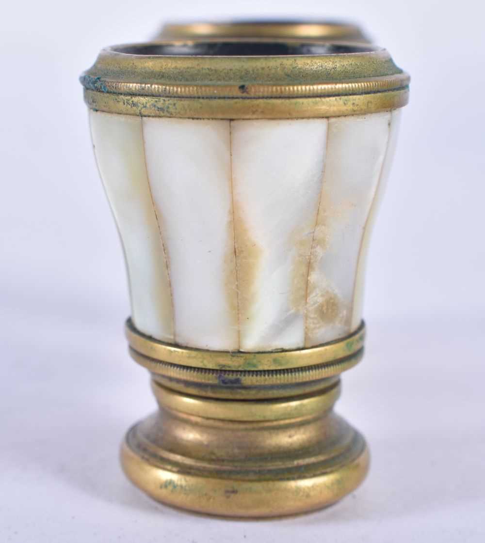 A PAIR OF MOTHER OF PEARL OPERA GLASSES. 8 cm x 6 cm. - Image 2 of 5