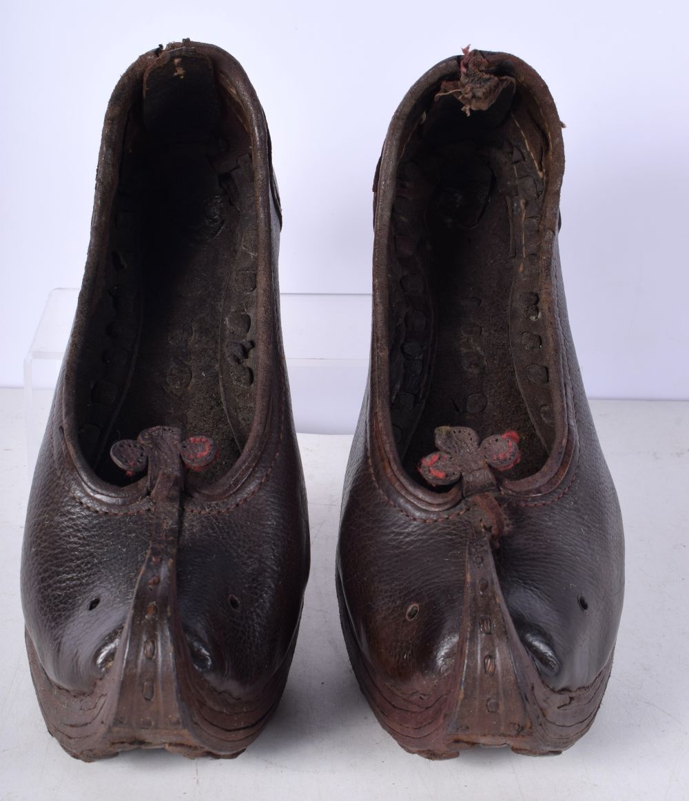 A pair of antique Central Asian leather shoes and a pair leather sandals - Image 9 of 10