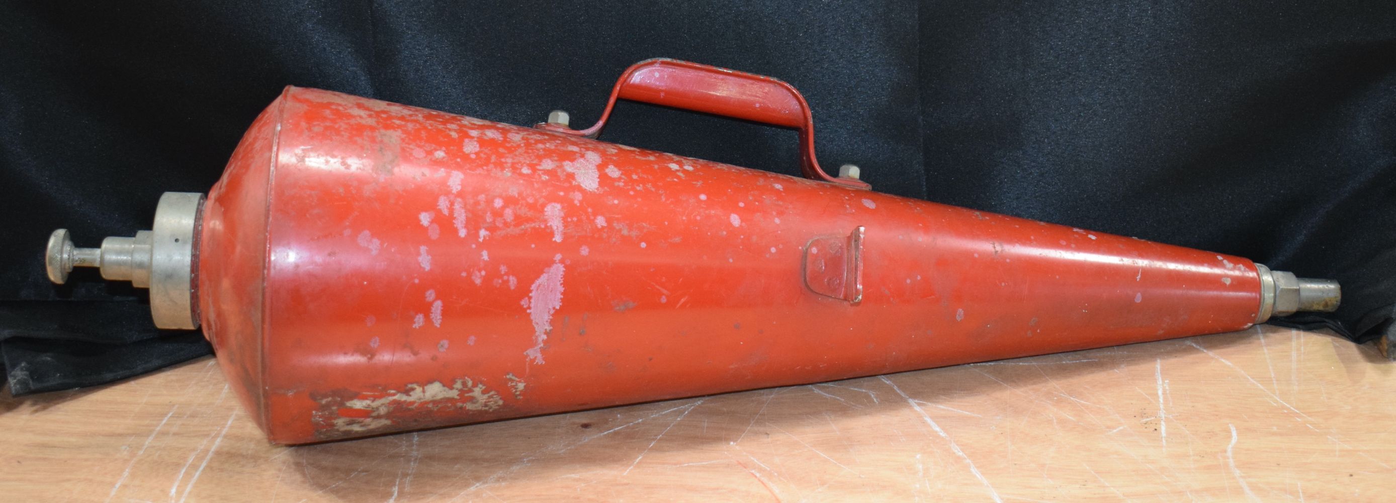 A Vintage Oil pump together with a vintage cone shaped fire extinguisher 66 cm. (2) - Image 12 of 12