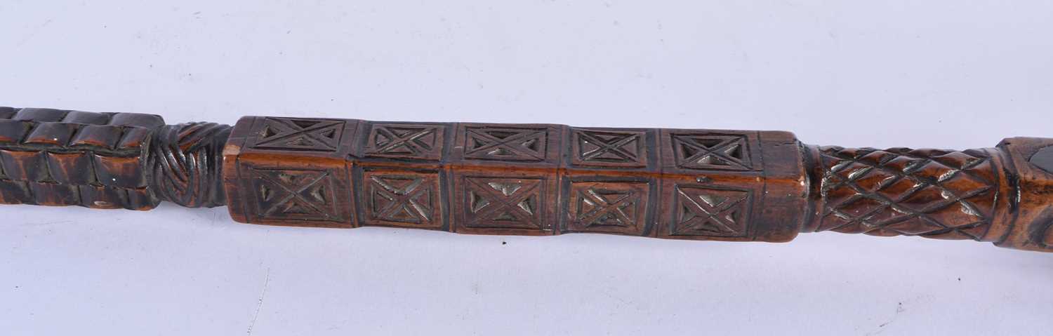 A LARGE 18TH/19TH CENTURY CONTINENTAL CARVED FOLK ART FIST AND BIRD WALKING CANE STAFF. 84 cm long. - Bild 4 aus 6