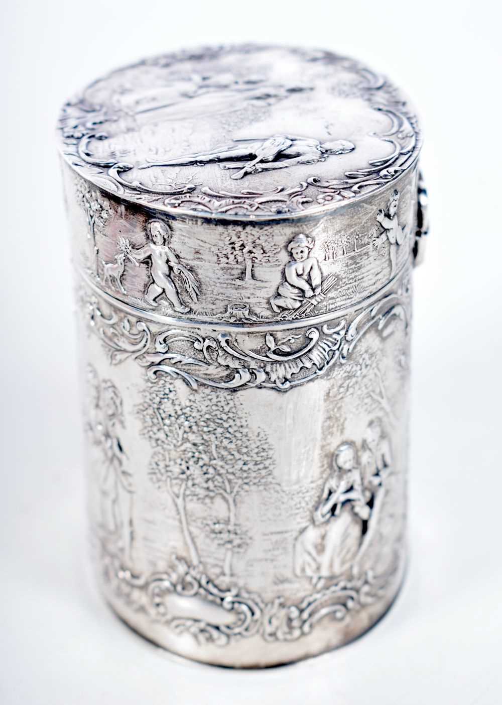 A LATE VICTORIAN SILVER REPOUSSE TEA CADDY. London 1896. 185 grams. 9.25cm x 8 cm. - Image 2 of 4