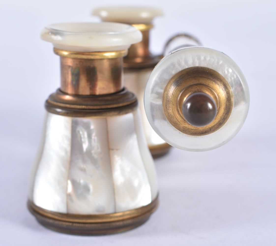 A PAIR OF MOTHER OF PEARL OPERA GLASSES. 24 cm x 7 cm. - Image 2 of 5
