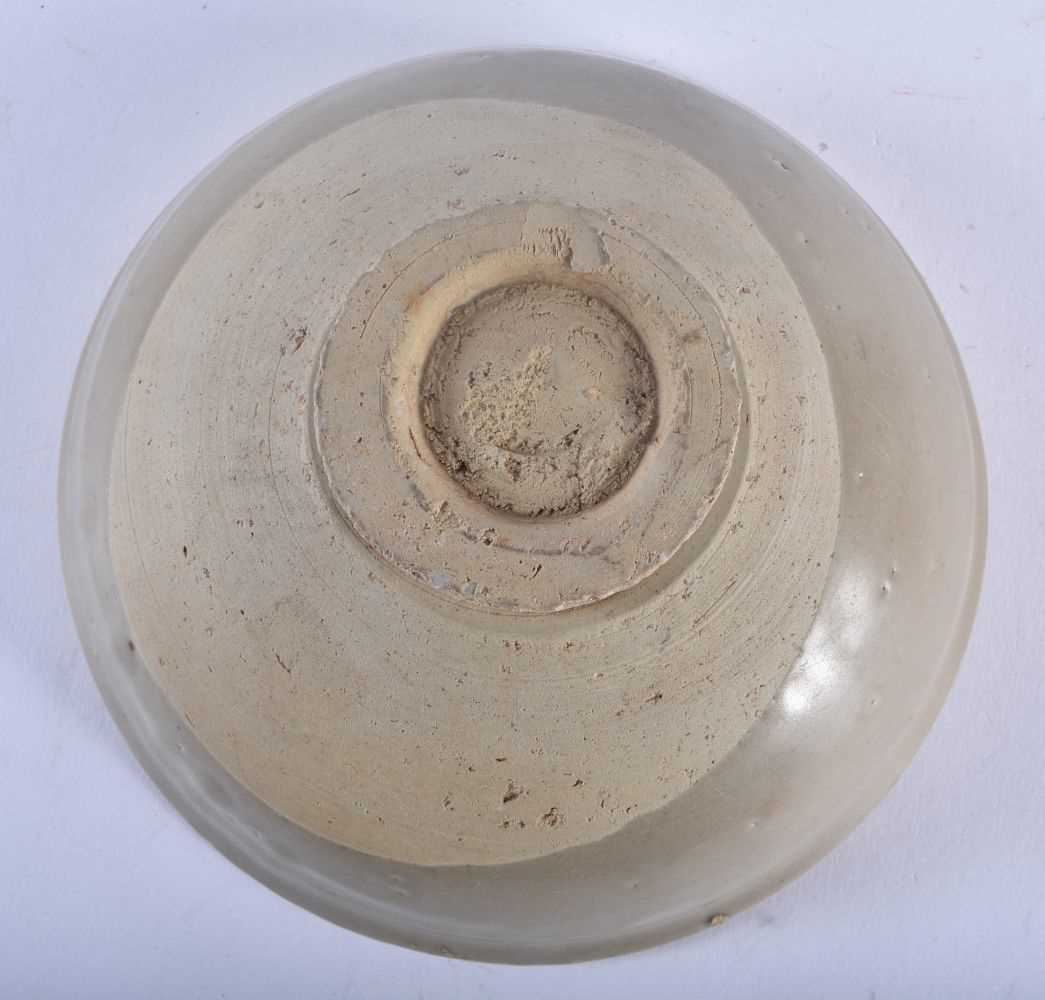 A CHINESE King DYNASTY CELADON STONEWARE BOWL. 16 cm diameter. - Image 4 of 4