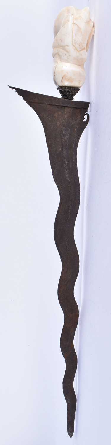 AN EARLY MIDDLE EASTERN CARVED STONE HANDLED KRISS DAGGER. 42 cm long. - Image 5 of 5