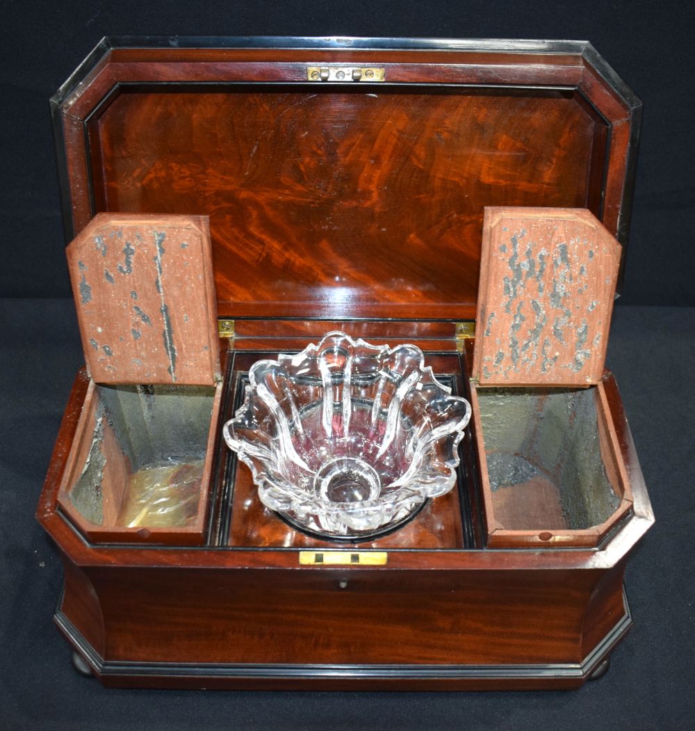 A lovely Victorian flame mahogany caddy 23 x 40 x 21cm - Image 8 of 10