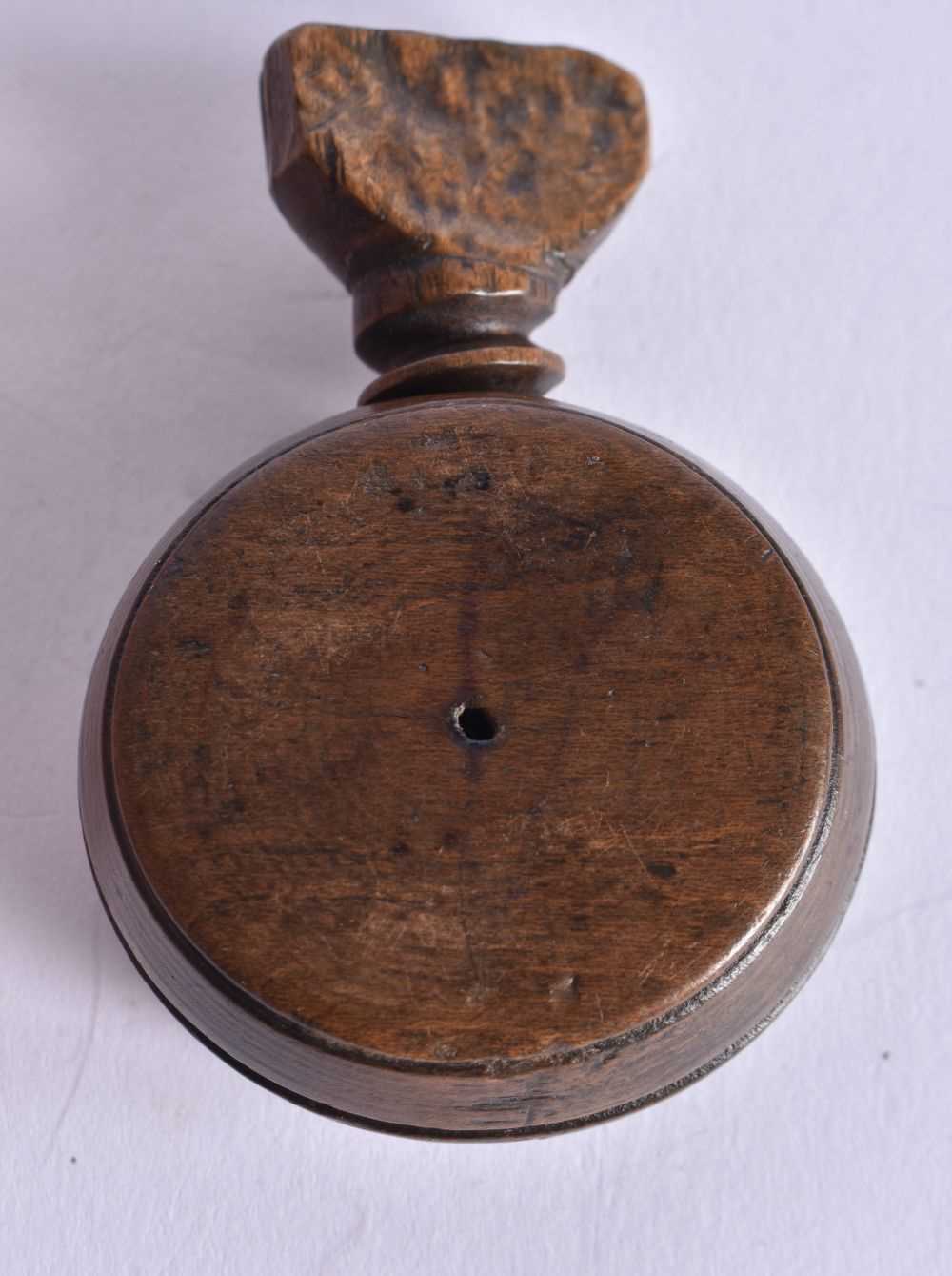 An Antique Treen Thumb Screw Nutcracker. 6.7cm x 4.9cm, weight 23.5g - Image 2 of 3