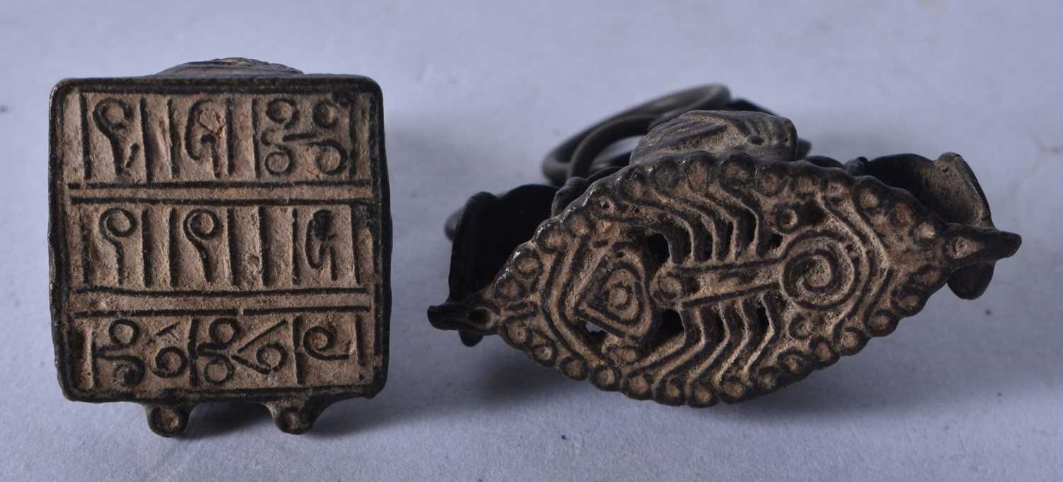 Two Early Bronze Seals. Largest 4cm x 3 cm x 2.5 cm, total weight 65.1g (2) - Image 3 of 3