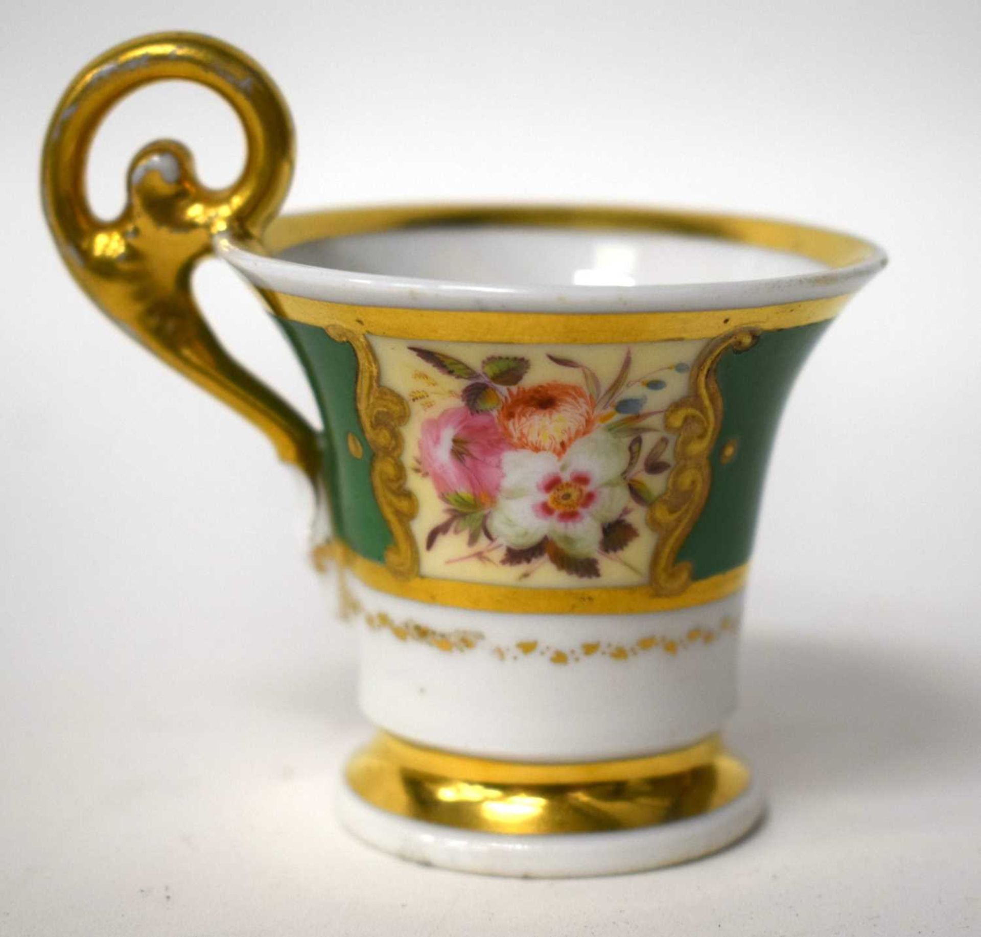 AN EARLY 19TH CENTURY CHAMBERLAINS WORCESTER CHAMBERSTICK together with two similar cups. Largest - Image 5 of 21