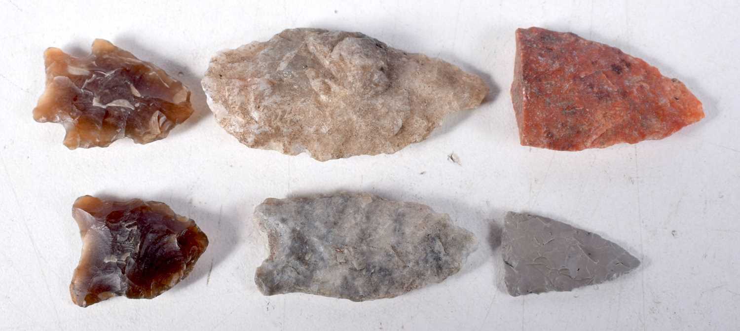 Six Stone Age Flint Arrowheads.  Largest 4.6 cm x 2.2 cm (6) - Image 2 of 2
