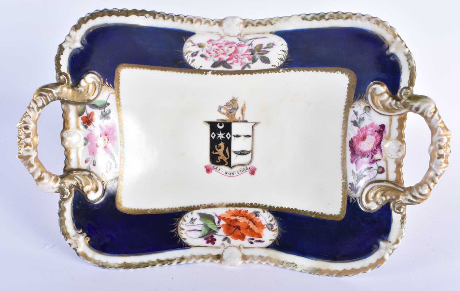 A LARGE EARLY 19TH CENTURY CHAMBERLAINS WORCESTER PORCELAIN PEDESTAL ARMORIAL COMPORT painted with - Image 3 of 12