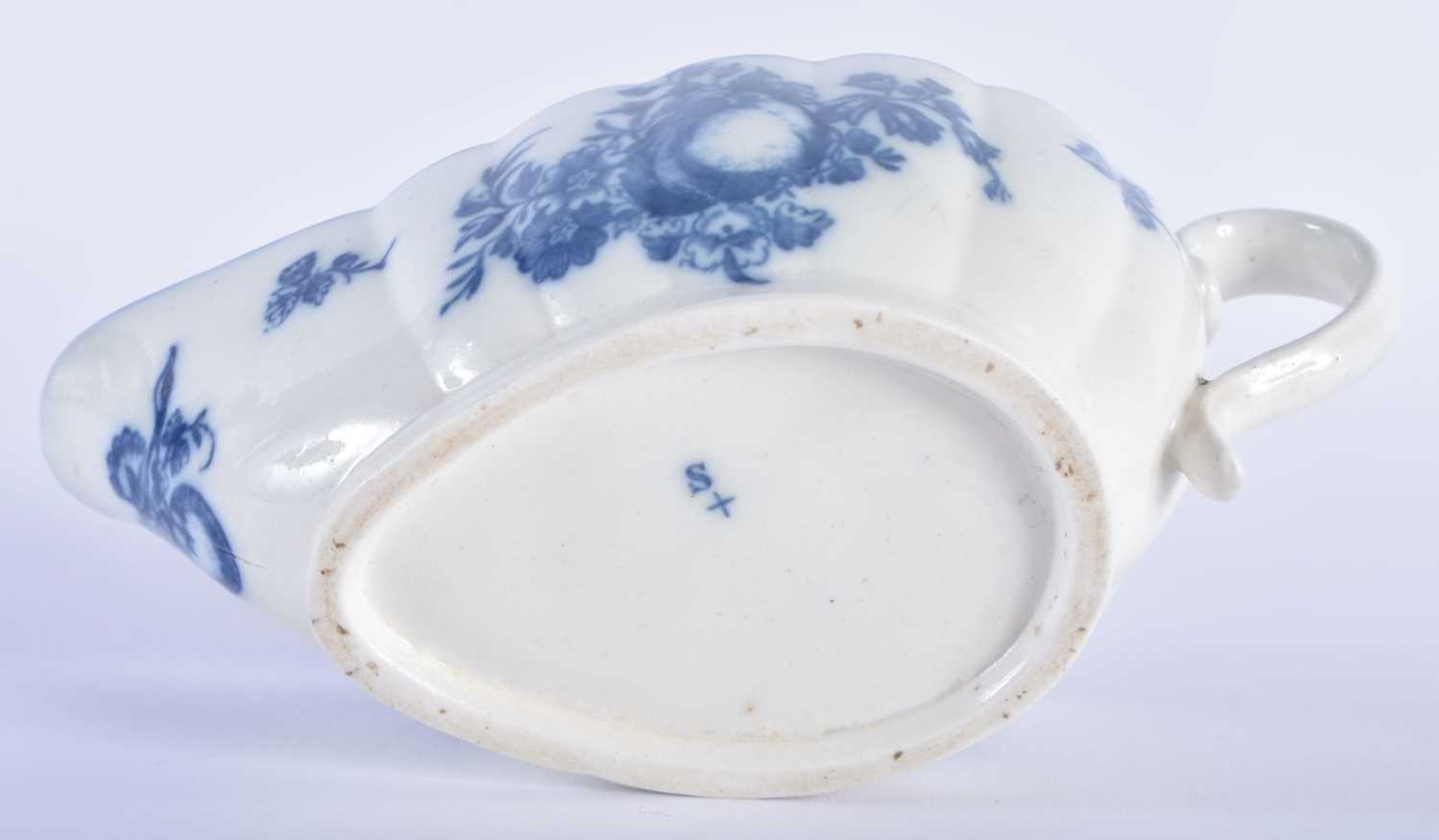 AN 18TH CENTURY CAUGHLEY BLUE AND WHITE PORCELAIN SAUCE BOAT decorated with fruiting vines upon a - Bild 5 aus 5