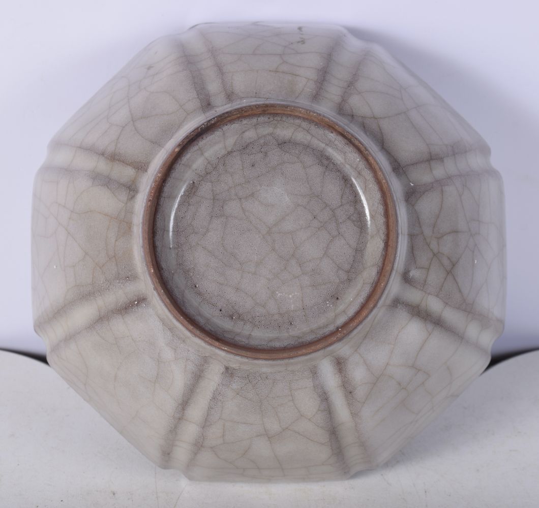 A Chinese porcelain crackle glaze petal edged bowl 7 x 15 cm. - Image 6 of 6