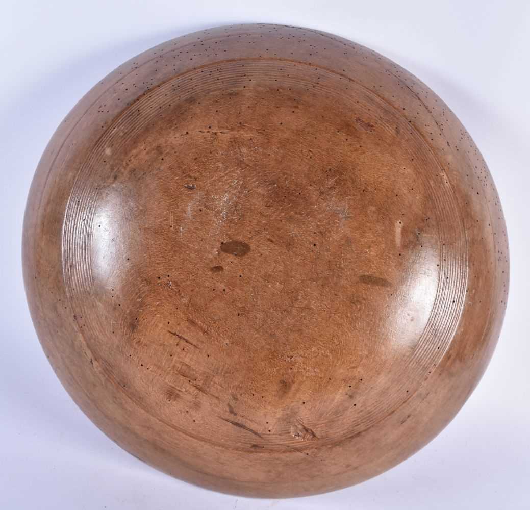 A CARVED DAIRY WOOD TREEN BUTTER BOWL AND SPOON. Bowl 40 cm diameter. (2) - Image 5 of 7